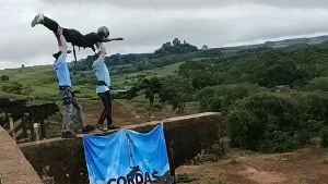 Brasil: una joven de 21 años murió después de ser lanzada sin cuerdas en un salto de bungee jumping