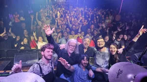 La máquina de hacer pájaros x FMSV en Centro Cultural Güemes: hay un pájaro que vive