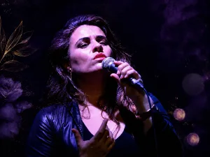 La cantante Lola Barrios Expósito llega a la ciudad para desplegar sus paisajes sonoros de Latinoamérica