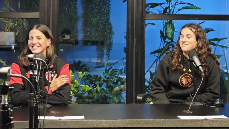 Lourdes Legunda, lateral de Newell's, y Camila Pajello, zaguera de Adiur, estuvieron en el stream de "Fútbol R"