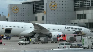 Colapsó el tren de aterrizaje de un Boeing 787 de Lufthansa: hay varios heridos