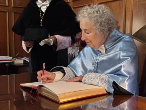 Margaret Atwood, autora de "El cuento de la criada", alertó sobre la censura y el retroceso de los derehos en Estados Unidos
