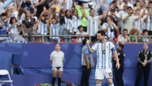 Scaloni, rendido ante Messi en otra noche mágica del 10: “Lo extrañeremos el día que no esté más, disfrutémoslo”