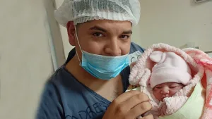 "Messia", dijo la partera: la historia del fanático que homenajeó a Leo en el nombre de su hija