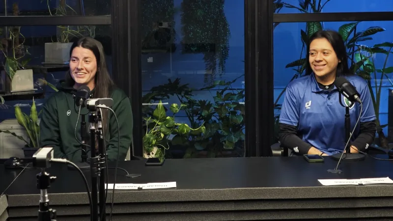 Nerina Carruchthers, mediocampista de Social Lux, y Fiorella Urquieta, volante de Morning, visitaron el stream de "Fútbol R"