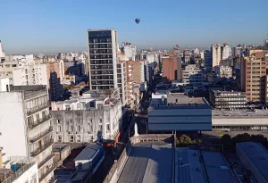 ¿Y esto? Vecinos del centro sorprendidos por la aparición de un globo aerostático