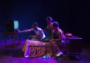 “Saqueo”: un viaje a finales de los años 80 en tono de comedia pesadillesca, que cuenta la historia de tres hermanos