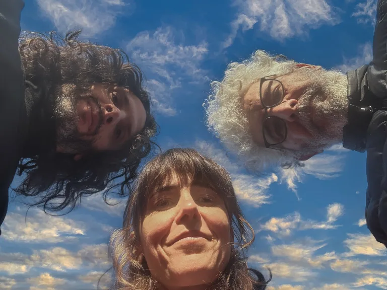 “Viento”: los bordes difusos de una experiencia performática en la que dialogan el canto, el movimiento y la danza