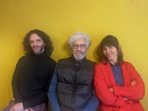 “Viento”: los bordes difusos de una experiencia performática en la que dialogan el canto, el movimiento y la danza