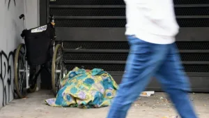 Gente durmiendo en la calle