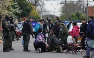 Fuertes disturbios en la puerta de un jardín por denuncias de abuso sexual a menores: detuvieron al portero