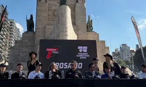 Rosario lanzó la quinta fecha del Turismo Pista con una presentación frente al Monumento a la Bandera