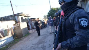 Derriban búnkeres en barrio Banana