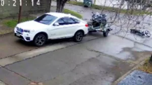Buscan a conductor de un BMW que arrolló a motociclista y escapó