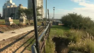 Puerto Norte: el hombre cayó de la barranca a la altura del Barquito de Papel está internado con graves heridas en el cráneo
