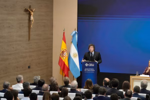 Milei dijo que cree en la honestidad de Adorni, pero si la Justicia lo considera culpable lo "eyecta"