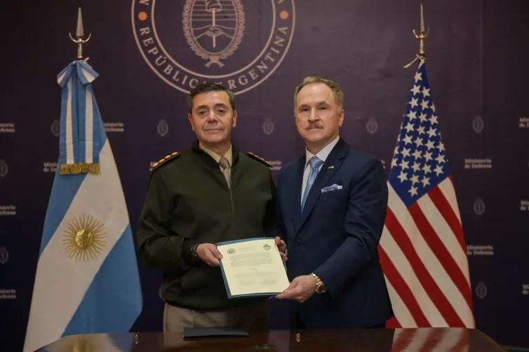 Relaciones carnales: el gobierno firmó un acuerdo con Estados Unidos para acceder a combustible militar y tecnología de drones