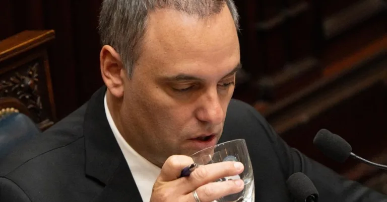 Horas decisivas en la Rosada: Manuel Adorni, en la cuerda floja por la denuncia de enriquecimiento ilícito