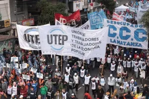 La calle se une contra el ajuste: amplia protesta de sindicatos, estudiantes y organizaciones sociales