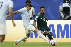 Uruguay mereció algo más, pero debió conformarse con una igualdad en su debut ante Arabia Saudita