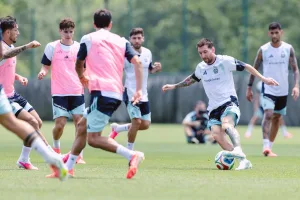 Buenas noticias en el búnker argentino: Scaloni tiene a casi todo el plantel disponible para el debut frente a Argelia