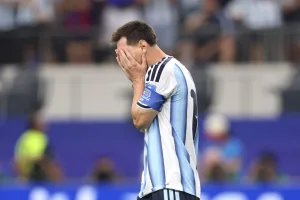 No pudo Messi desde los doce pasos: el capitán desvió un penal y Argentina empata sin goles con Austria en Dallas