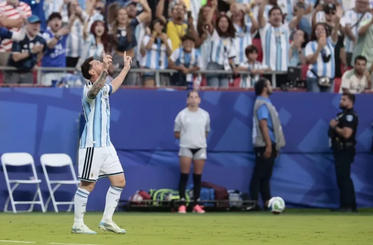 La Pulga volvió a hacer de las suyas: triplete de Lionel Messi para que Argentina debute con un 3-0 contundente sobre Argelia