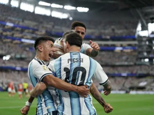 Final de primer tiempo en Dallas: Argentina metió toques por todos lados y Messi aprovechó la asistencia de Medina para la ventaja albiceleste ante Austria