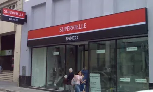 La Bancaria protesta en Rosario contra los despidos en el banco Supervielle