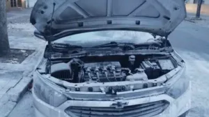 Dos encapuchados incendiaron un auto frente a una fábrica textil en Rosario