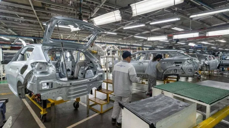 La producción automotriz se desplomó en mayo y acumula una caída de casi el 20% en 2026