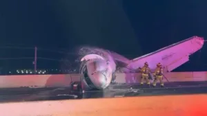 Una avioneta cayó en una autopista en Texas y se incendió