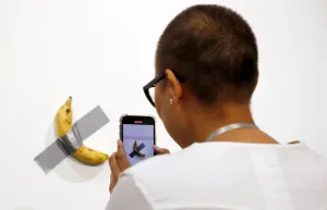 Robaron la banana de la polémica obra de Maurizio Cattelan y el museo la reemplazó por otra horas después