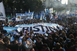 Banderas en su corazón: una multitud en el Parque Lezama de Buenos Aires por Cristina Libre