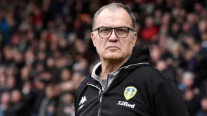 Bielsa: en el medio de este barullo está el Loco con su espada