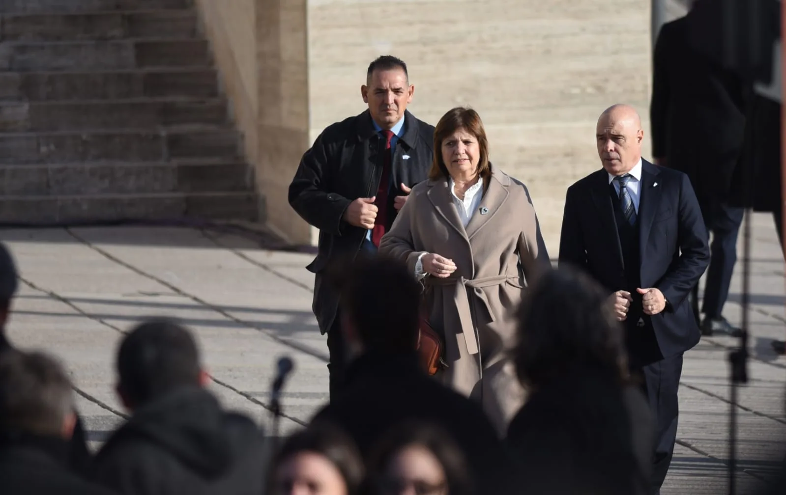 Milei abrazó a Adorni y encabezó el acto del Día de la Bandera, también con Villarruel por su lado, varios ministros, Lemoine y los Menem
