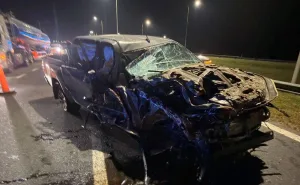 Autopista Rosario-Córdoba: una camioneta chocó contra un camión que estaba estacionado