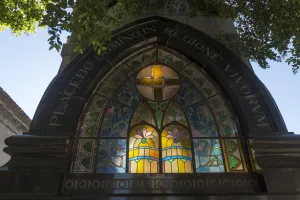 El sábado 27 de junio se realizará una visita guiada por el cementerio El Salvador dedicada a vitralistas