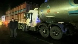 Grave siniestro vial en la ruta A012 entre dos camiones cerca del cruce con la ruta 18