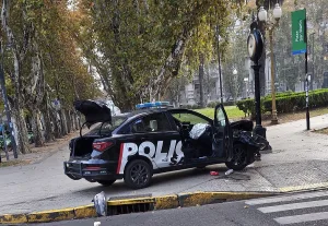 Otra vez: un patrullero de la Policía provincial chocó frente a plaza San Martín y otro de la Federal en zona sur