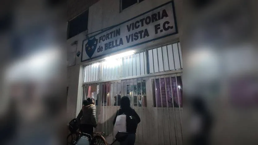 El frío no hace mella cuando se trata de bailar cumbia cruzada en el club Fortín. 