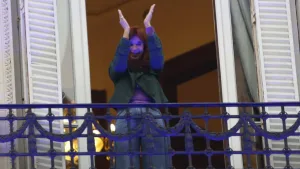 Insólita resolución: un juez advirtió a Cristina con enviarla a una cárcel común si continúan las manifestaciones en la puerta de su casa