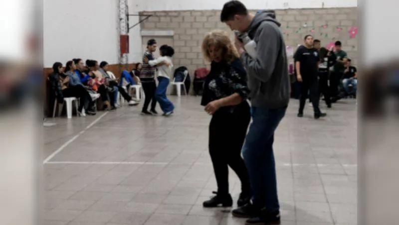 En el baile social la pista se recorre en sentido contrario a la agujas del reloj. 