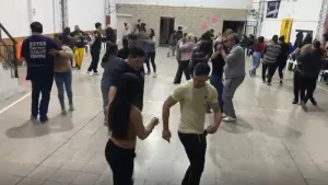 En el corazón de Bella Vista, el Club Fortín se vuelve refugio: frente al individualismo, el abrazo de la cumbia cruzada.