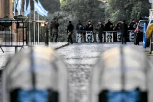 Fuerte operativo de seguridad en el Monumento a la Bandera para las visitas de Milei, Adorni y comitiva presidencial