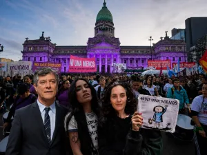 La patria de la cultura, el espectáculo y la comunicación dijo presente en la movilización del “NiUnaMenos”