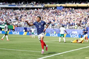 Con chapa de candidato: Francia, que jugó de menor a mayor, derrotó a Senegal por 3-1 en el inicio del grupo I