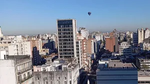 ¿Y esto? Vecinos del centro sorprendidos por la aparición de un globo aerostático
