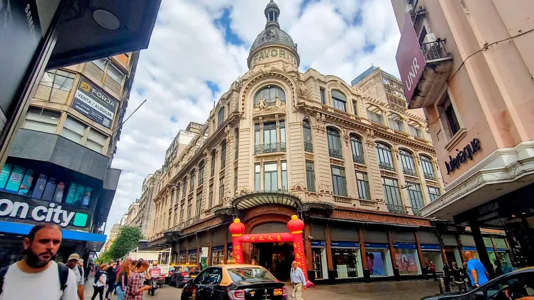 Crónica de una muerte anunciada: el esquema comercial en el edificio La Favorita no funcionó, hay conflicto y el futuro es incierto