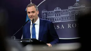 Tras renunciar como jefe de Gabinete, Adorni también dejará de ser director de YPF